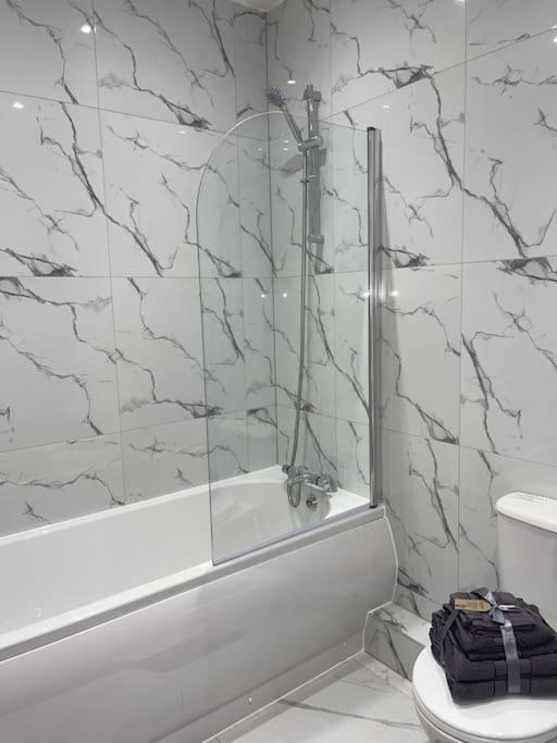 1 Bedroom Apartment - Flitwick - Contractor Friendly - Tourist Ready - Full Kitchen - Wifi - Smart Tv - Sofa Bed - Free Parking - Ideal For Short Or Long Stays Exterior photo